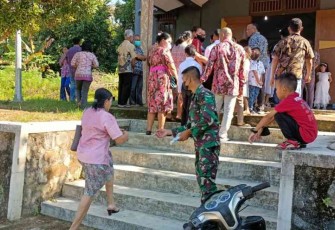 Bagikan masker saat ibadah Minggu di gereja Santo Paulus. Minggu (15/05/2022)