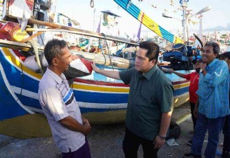Erick Thohir saat berbincang dengan nelayan di pantai Muncar Banyuwangi. Minggu (15/5/2022)