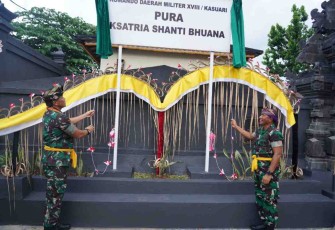 Pangkogabwilhan III (kiri) saat resmikan Pura Ksatria Shanti Bhuana. Minggu (15/05/2022)