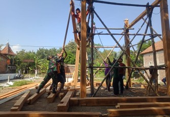 Berjibaku bangun pendopo punden di wilayah binaan. Senin (16/05/2022)