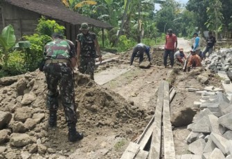 Gotong royong bersama warga pasang paving jalan desa. Senin (16/05/2022)