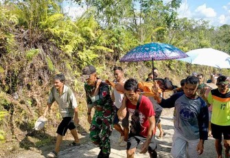Menandu Kadus pasca operasi pulang ke rumah. Senin (16/05/2022)