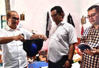 SeskemenkopUKM (kiri) saat mengunjungi pelaku UMKM di kabupaten Kuningan. Minggu (15/05/2022) 