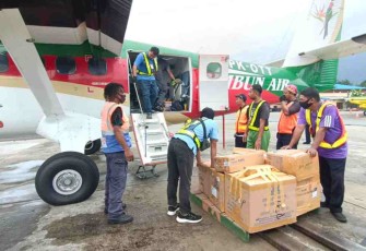 Gunakan pesawat terbang pengiriman alat medis ke Yahukimo. Senin (16/05/2022)