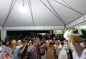 Penghormatan terakhir mantan wakil bupati kabupaten Kotim. Minggu (15/5/2022)