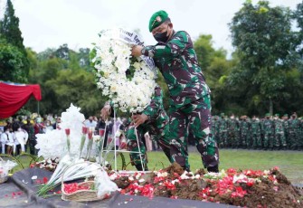 Karangan bunga Kasad usai pemakaman alm. Brigjen TNI Stepanus Mahury di TMP Cikutra Bandung. Senin (16/05/2022)