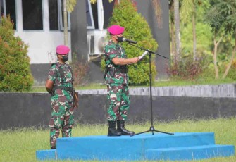 Pasops Brigif 3 Mar saat memberikan arahan prajuritnya. Selasa (17/05/2022)