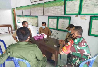 Evaluasi data penerima BLT DD di kantor desa Nglambangan. Selasa (17/05/2022) 