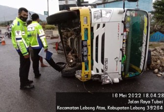 Laka lantas, mobil terbalik bermuatan karet kering, di Kelurahan Tanjung Agung, Senin (16/5/2022)