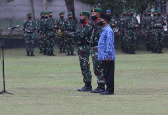 Personel Militer Kodim 1016 Palangka Raya saat mengikuti upacara bendera di lapangan Makorem 102 Panju Panjung, Selasa (17/5/2022)