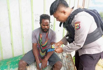 Pelayanan kesehatan gratis Satgas Damai Cartenz untuk warga kampung Kimak. Selasa (17/05/2022)