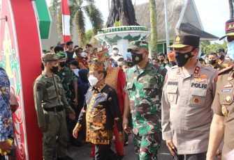 Dandim 1016/Palangka Raya, Letkol Inf Frans Kishin Panjaitan, saat menghadiri pembukaan karnaval budaya dan FBIM 2022, Selasa (17/5/2022)