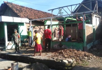 Berjibaku bantu rehap rumah warga binaannya. Selasa (17/05/2022)