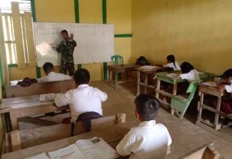 Tak kenal lelah satgas berikan siswa materi matematika di perbatasan. Selasa (17/05/2022) 