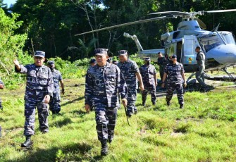 Pangkoarmada III (depan) kunjungi prajuritnya di perbatasan negara Paling. Selasa (17/05/2022)