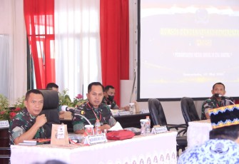 Kasrem 091/ASN saat memberikan paparan dalam komsos bersama Pemda dan Pemkot Samarinda di Makorem. Selasa (17/05/2022)