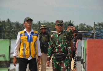 Danrem 073/Mkt mengecek langsung keadaan eceng gondok di rawa pening