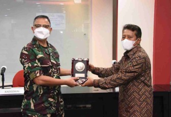 Kadisdikal saat menerima cenderamata dekan FH UI di Depok. Selasa (17/05/2022)