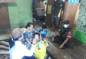 Babinsa Langkai Koramil 1016-01 Pahandut, Serma Ilham,,saat menjenguk warga yang sakit, Rabu (18/5/2022)