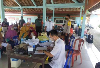 Serma Agus dampingi warga binaannya vaksinasi. Rabu (18/05/2022)