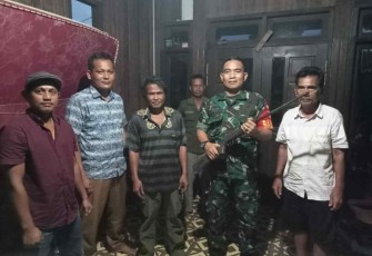 Serma Ansari saat menerima senpi rakitan dari warga. Selasa (17/05/2022)