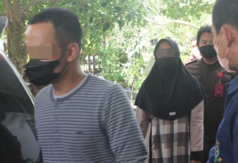 Suami istri oknum anggota Polres Blora yang diduga terlibat korupsi PNBP saat menjalani pemeriksaan di Pengadilan Negeri Blora