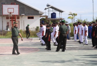 Personel Kodim 1016 Palangka Raya saat memberikan pembinaan dan pengenalan wawasan kebangsaan serta Cinta NKRI kepada siswa SMK Karsa Mulya