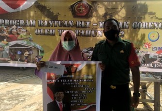 Ibu Rubiah saat menerima BLT minyak goreng di Koramil 14/Seruyan Hilir. Rabu (18/05/2022)