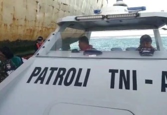 Lanal Maumere evakuasi KM Sirimau lepas dari kandas. Kamis (19/05/2022)