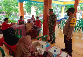 Sertu Agus dampingi warga vaksinasi. Jum'at (20/05/2022)