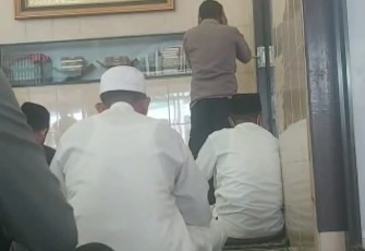 Anggota Polsek Medan Helvetia kumandangkan adzan. Jum'at (20/05/2022) 