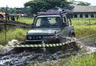 Aksi MUD Racing Off-road di sirkuit off-road pasar Mariat Sorong. Jum'at (20/05/2022)