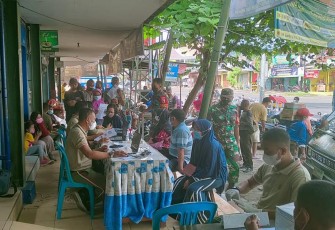 Antusias warga mengikuti vaksinasi di pasar Pagotan
