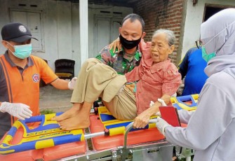 Sertu Endik evakuasi nenek Jonah