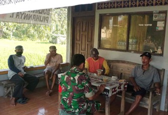 Sertu Suyatmin saat komsos bersama warga binaan