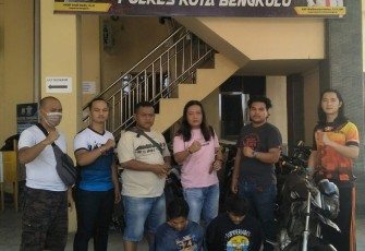 Tim Macan Gading Sat Reskrim Polres Bengkulu, bersama kedua pelaku pengeroyokan