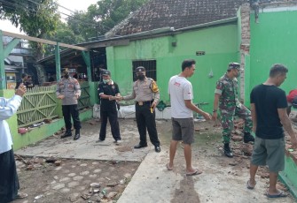 Kerja bakti pembangunan gedung NU Karangrejo, Tulungagung, oleh Paguyuban Pencak silat, warga dan Muspika, Minggu (22/5/2022), 