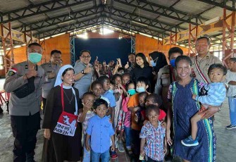 Sambutan hangat dan berfoto bersama dengan jamaah Gereja Kristen Paroki Roh Kudus Mabilabol Oksibil 