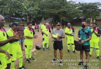 Pangdam Kasuari (tengah) saat brefing pertandingan sepakbola 