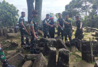 Wisata budaya taruna Akmil di gunung Padang