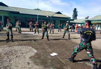 Latihan beladiri militer anggota Kodim 1002/Hst