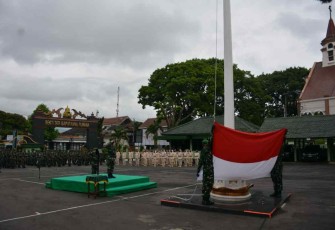 Upacara hari senin di halaman Makorem 073/Mkt