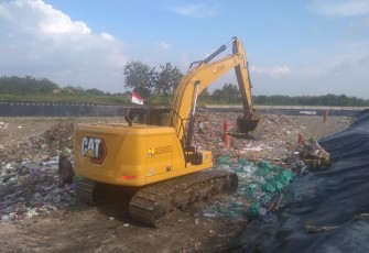 Ribuan liter arak dimusnahkan Kejari Blora di TPA sampah Blora, Senin (23/5/2022)