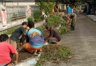 Berjibaku bersihkan lingkungan bersama warga binaaan