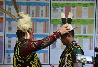 Anugrah gelar kehormatan adat Dayak kenyah