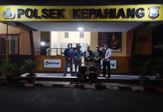 Tim Kanit Reskrim Polsek Kepahiang bersama kedua pelaku pengeroyokan.