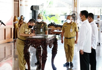 Bupati Haryanto ketika melantik sejumlah pejabat di lingkungan Pemkab Pati