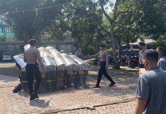 Foto saat pelatihan pengendalian massa (Dalmas) kepada puluhan personel dan Calon Aparatur Sipil Negara (ASN) Rumah Tahanan Negara Kelas IIB Trenggalek, di halaman rutan Trenggalek, Selasa, (24/5/2022).
