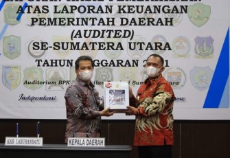 BPK RI perwakilan Provinsi Sumatera Utara saat menyerahkan Laporan Hasil Pemeriksaan atas laporan keuangan Pemkab Labuhanbatu TA 2021, Selasa (24/5/2022).