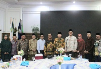 Gubernur Bengkulu, Rohidin Mersyah, saat menggelar pertemuan dengan tokoh Presidium dan Sesepuh Kabupaten Bengkulu Tengah (Benteng), Selasa (24/5/2022) malam.